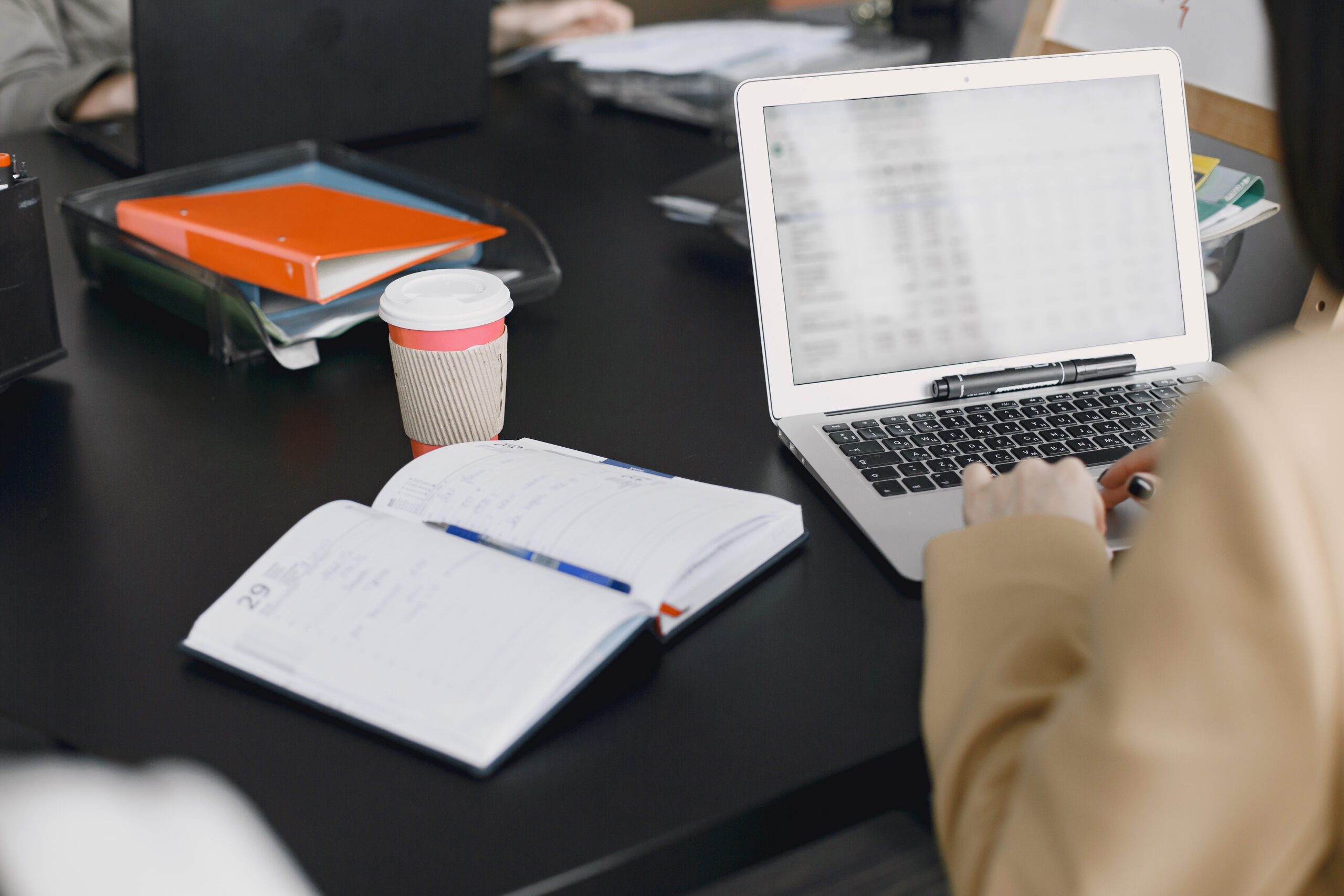 Étudiante remplissant un formulaire d’inscription en ligne sur ordinateur portable dans un environnement de travail