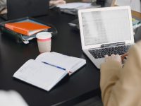 Optimiser la conversion des formulaires d’inscription en ligne Étudiante remplissant un formulaire d’inscription en ligne sur ordinateur portable dans un environnement de travail